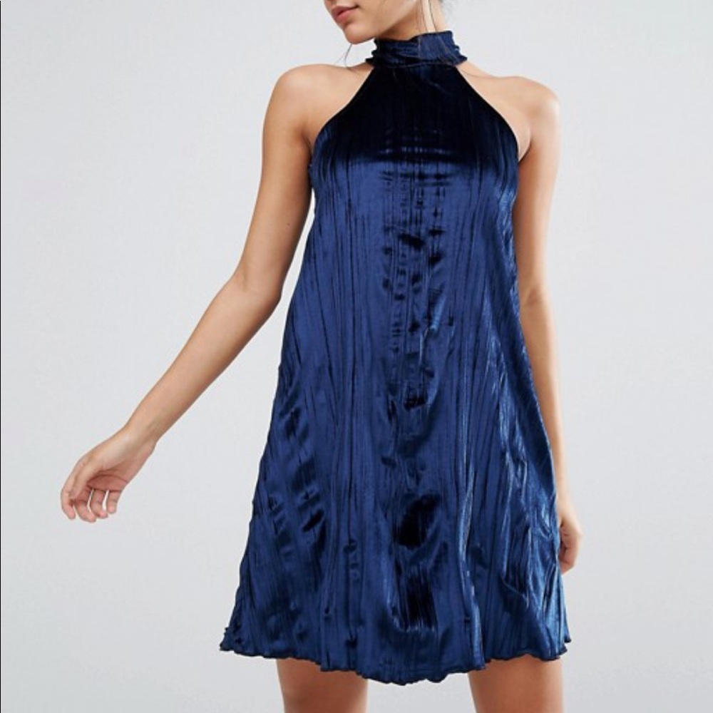 🆕Missguided High Neck Pleated Velvet Swing Dress